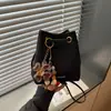 Bolso cubo coreano de mujer nuevo para otoño 2026 transfronterizo, moderno, versátil, elegante, simple, retro, de mano, de hombro y cruzado