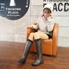 Bajo la lluvia intensa, puedes caminar con gracia y libertad bajo la lluvia con estas botas altas de moda,