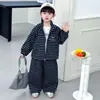 Conjunto Esportivo Listrado Masculino Primavera e Outono Duas Peças Estilo Coreano Cardigã Infantil Conjunto Moderno Roupas para Bebês e Crianças Pequenas Comércio Exterior
