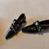 Sapatos Mary Jane Quadrados com Rebites e Pedrarias Estilo Retrô para Mulheres com Elevação Oculta, Bico Baixo e Design Elegante de Tira Única