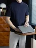 Suéter de tricô canelado quente, macio e delicado com gola alta discreta, mangas curtas e design liso, perfeito para o outono masculino como uma camada base confortável e casual