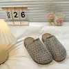 Mules versáteis estilo retrô com trama vazada e bico fechado para mulheres, novas sandálias romanas preguiçosas slip-on para o verão de 2026