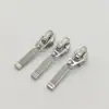 No.5 cabeza de tirador de nailon colgante platino blanco en stock venta al por mayor suministro directo de fábrica tira de tracción cabeza de cremallera ropa bolsas