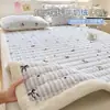 Colchoneta Gruesa de Leche Polar Estampada para Invierno, Habitación, Hogar, Tatami, Cojín Suave, Cubierta de Cama Acolchada de Polar Coral Cálido