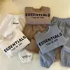 Conjunto infantil forrado com fleece para meninos e meninas, nova coleção outono/inverno 2026, com estampas de letras, moletom de gola redonda e calça de moletom, um conjunto de duas peças moderno para bebês