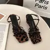 Verano 2025 Nuevo Estilo Estilo Vacaciones Estampado de Leopardo Modernos Cómodos Zapatos de Tacón Alto Casual Versátiles Sandalias de Tacón Grueso de Moda