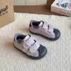 2026 Zapatos Nuevos para Niñas Otoño Superficie de Cuero Zapatos Deportivos Niños Medianos y Grandes Bebé Súper Populares Casual Zapatos Forrest Gump Suela Suave