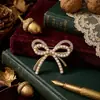 Broche Chanel-Style com Laço e Pérolas, Design de Alto Padrão Feminino, Flor de Peito Anti-Exposição, Acessório de Alfinete para Fixação de Roupas