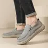 Nuevos zapatos de verano para hombre, de suela blanda, resistentes al desgaste, estilo papá casual para el día a día, zapatos slip-on transpirables y ligeros para hombre