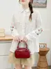 Coleção Outono 2026: Blusa Feminina Soltinha Estilo Japonês com Mangas Bordadas Florais, Camisa Cardigan de Manga Longa