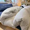 Conjunto de Algodão Lavado Listrado Quatro Peças Estilo Ins Classe A Simples Conjunto de Três Peças para Dormitório Estudantil Fronha de Colcha de Solteiro Macia e Amiga da Pele Lençol com Elástico
