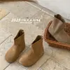 Zapatos Infantiles Qqo 2025 Otoño e Invierno Nuevas Botas de Cuero Infantiles Moda y Versátiles Estilo Británico Botines Cortos para Niñas Botas Individuales para Niñas