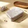 Caja de joyería antioxidante de fábrica, caja de embalaje para accesorios de cuero, caja de almacenamiento para anillos, pendientes, pulseras con personalización de logotipo