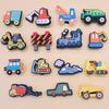 Nuevos dijes de zapato de coche de dibujos animados Accesorios de zapato de transporte Hebillas de zapato Niños Niños Vehículo de construcción Parche de goma blanda Decoraciones
