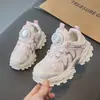 Novos tênis infantis 2026, calçados esportivos respiráveis e leves para meninos e meninas, tênis de corrida em malha com fivela giratória, tênis estilo 'dad shoes'