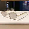 Nuevas gafas de sol de moda europea y americana con montura media en forma de diamante, de metal, minimalistas, elegantes y a la moda, adecuadas para uso en exteriores y que proporcionan protección solar