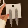 Pendientes largos con borlas y diamantes de imitación de aguja plateada, estilo viento frío, con personalidad exagerada europea y americana, de celebridades de Internet, elegantes y modernos para mujer.
