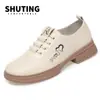 Sapatos de Couro Femininos Primavera e Outono Sapatos Baixos para Mães Confortáveis Versáteis Solado Macio Sapatos Femininos Slip-on Sapatos Casuais para Mulheres