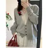 Suéter Cárdigan de Punto Gris de Alta Gama con Cuello en V Falso de Dos Piezas para Mujer Estilo Perezoso Suelto de Otoño Top Corto con Temperamento