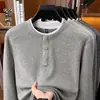 Nova blusa de moletom masculina de manga comprida para outono, moda casual gola redonda, tricô de lã falso duas peças, camiseta base, suéter