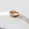 JZ039 Anillo clásico de medio diamante con microincrustaciones romboidales para mujer, con veta cruzada, chapado en oro rosa tricolor de 18 quilates.