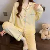 Pijama de cuadros amarillo leche de primavera y otoño para mujer, nuevo y dulce, de manga larga, se puede usar, foto real, venta al por mayor
