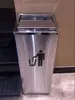 Cubo de basura de acero inoxidable Cubo de basura vertical para vestíbulo Centro comercial Hotel Cubo para cáscaras de fruta Tapa abatible Tapa de vaivén Cubo de basura para exteriores
