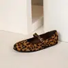 Sapatos Mary Jane de fivela de tira única novo tamanho grande com sapatos sapatos de vovó retrô bico redondo 2026 fundo plano estampa de leopardo primavera outono pelo