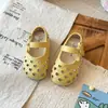 Nuevos Zapatos de Verano 2026 para Niñas con Calados Moda Versátil Zapatos de Princesa Suela Suave Zapatos para Niños Pequeños Sandalias Infantiles