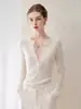 Suéter de punto Yinhe suave y atmosférico de lana finamente hilada con ribete de encaje en V para mujer, corte ajustado y adelgazante, perfecto como capa interior.