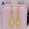 Aretes dorados de latón con hojas esmeriladas para mujer, baño de vacío, imitación de oro, joyería para bodas, suministro para exposiciones físicas
