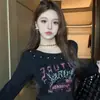 Camiseta Sexy Assimétrica com Gola Assimétrica de Manga Longa para Mulheres Outono e Inverno Novo Estilo Coreano Slim Curta com Estampa de Letras