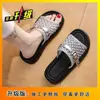 Chinelos Prata Slip-On com Solado Grosso para Mulheres, Nova Moda Verão 2026 para Uso Externo, Sandálias Estilosas para Mães para Combinar com Vestidos, Item Mais Vendido
