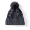 Touca feminina de tricô com pontos pequenos, cor sólida, de cashmere, quente, com design estiloso e versátil, perfeita para o trajeto diário, com pompom e um novo estilo outono/inverno.