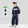 Ropa Infantil Zuoxi Traje para Niños Primavera y Otoño 2026 Nuevo Conjunto de Otoño para Niños Chaqueta y Pantalones con Cintas de Color Contrastante Estilo Deportivo