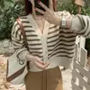Suéter Listrado de Gola V Estilo Coreano Novo da Primavera Feminino Solto Design Preguiçoso Cardigan Jaqueta Curta Tricotada Versátil