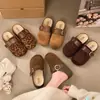 Chinelos mule de outono com aumento interno de altura, estilo tamanco fechado na frente, mocassins femininos slip-on de sola macia, 2026 moderno e bonito
