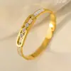 Venta al por mayor transfronteriza del fabricante Oro de 18 quilates Gama alta Incrustado de diamantes Acero de titanio para mujer Joyería que no se decolora Pulsera de Acero de titanio con bola y varilla