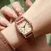 Venta al por mayor del fabricante Venta caliente Reloj de pulsera de cuarzo de alta gama retro de nicho con correa de cuero tipo barril Reloj para mujer Venta caliente en transmisión en vivo