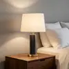 Sala de estar, estudio y dormitorio principal de estilo italiano, lujo ligero, con iluminación ambiental de alta gama, con decoraciones de mármol español natural, apto para villas