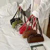 Bolso de axila retro de gamuza estilo coreano, de nicho, para mujer, perfecto para el trayecto de otoño, versátil, chic y elegante, de hombro o de mano