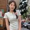 Camiseta de Diseño Sensorial con Botones Coloridos para Mujer, Estilo Coreano, Cuello en V, Rayada, Manga Corta, Estilo Dulce y Gentil para Niña, Corte Ajustado, Top Corto de Punto