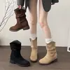Botas curtas de camurça estilo western para mulheres, novas botas jeans outono 2026, botas Martin plissadas slim fit retrô de cano médio