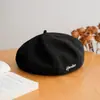 Boina de lana vintage para otoño e invierno, sombrero de calabaza simple estilo coreano con bordado de letras, sombrero octogonal, sombrero de artista versátil para mujer