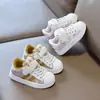 Tênis da moda para meninas, nova coleção outono 2026, respirável e versátil, perfeito para o jardim de infância, com biqueira em formato de concha e um design branco casual