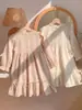 Coleção Outono 2026 Roupas Infantis Bordado Floral Francês Vestido para Meninas Gola Redonda Vestido em Camadas Manga Longa Vestido Princesa Infantil Algodão