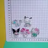 Dibujo Lindo Kuromi Sanrio Parche Hecho a Mano DIY Pasador Broche Pasador Joyería Accesorios Flor para Zapatos Accesorios