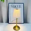 Lámpara de noche de metal moderno minimalista con tela plisada para cama, luz ambiental táctil recargable, lámpara de mesa pastoral regulable