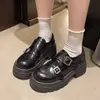 Sapatos Oxford Esculpidos Retrô Pequenos de Couro Femininos 2026 Nova Primavera Versátil Estilo Britânico Sola Grossa Aumentadores de Altura Mocassins Sapatos Individuais