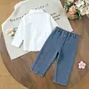 Conjunto sencillo de dos piezas para niña: Camisa blanca de un solo color, con cuello y manga larga, y pantalones de mezclilla, adecuada para primavera y otoño, estilo casual para niños pequeños.
